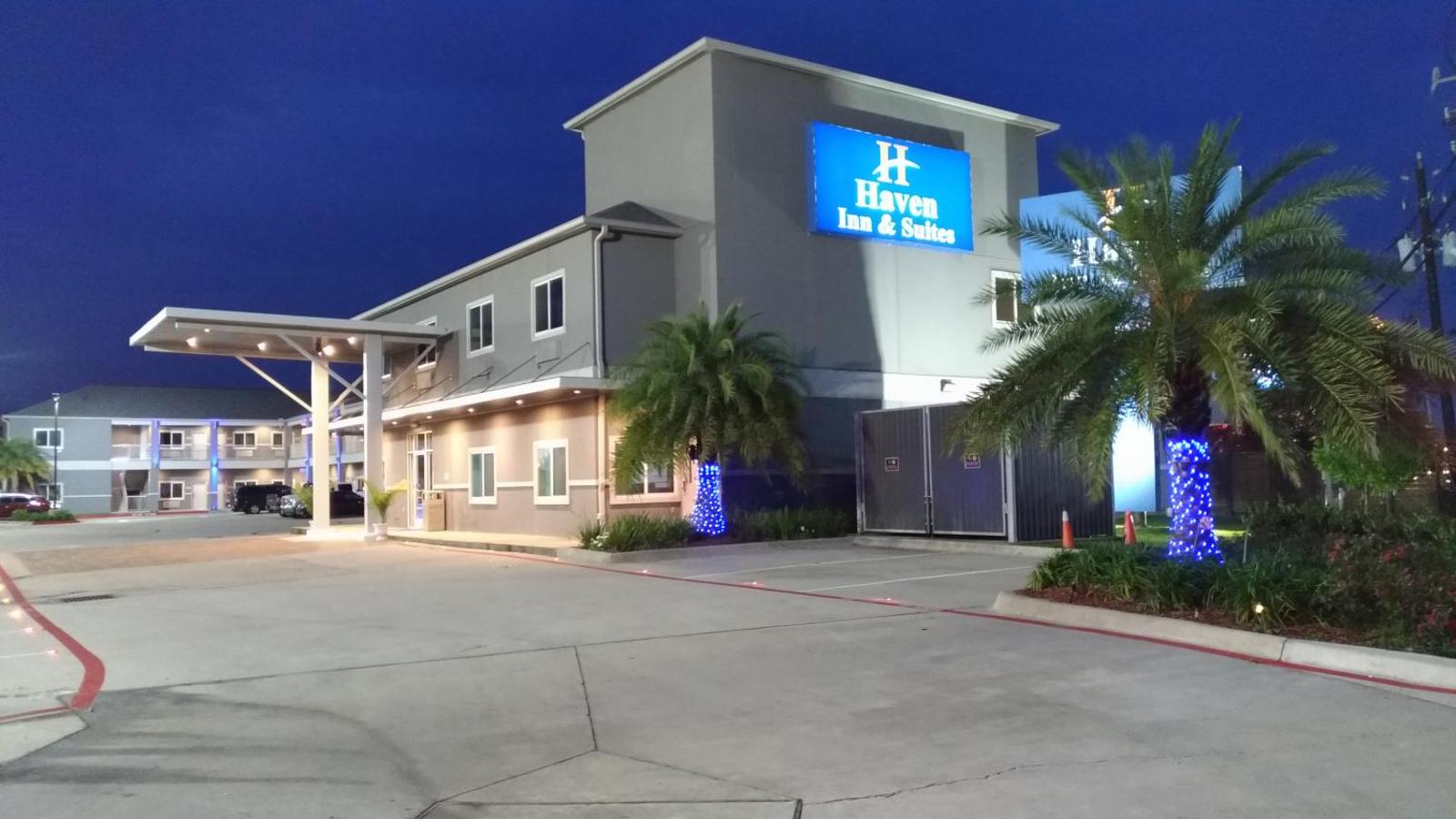 Hotel exterior of Haven Inn Suites Downtown Houston at night.