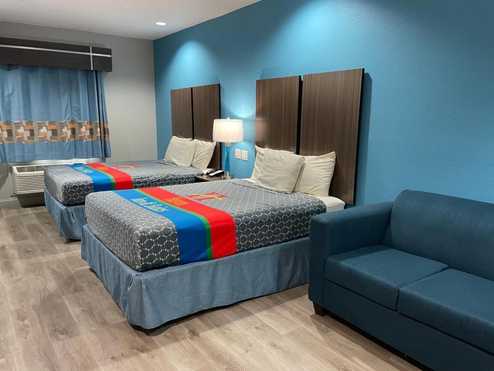 Double room with sofa at Haven Inn And Suites Downtown Houston.